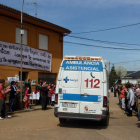 Los vecinos aplauden la marcha del pequeño en ambulancia al Hospital de León.