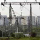 En la imagen, varias torres de alta tensión de electricidad
