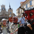 Los gigantes y cabezudos son una estampa habitual en las fiestas de Astorga. Y los protagonistas de una parte de la diversión para los más pequeños. JESÚS F. SALVADORES