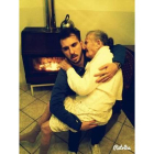 Giancarlo Murisciano sostiene en brazos a su abuela enferma de Alzheimer.