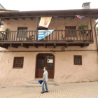 Los ladrones reventaron una ventana trasera y puertas interiores de la bodega para acceder a la zona de la barra y a las habitaciones del piso superior en busca de dinero. Apenas se llevaron el dinero de la máquina del tabaco, el del cambio y las propinas, además de las cajetillas de cigarros. La bodega del Pescador está en el casco antiguo.