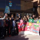El alcalde se dirige a los escolares que participaron en el día contra la violencia de género.