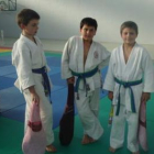 Los judocas leoneses posan con sus trofeos.