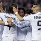 El centrocampista del Madrid Özil celebra su gol, segundo de su equipo, con sus compañeros.