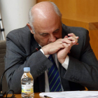 El portavoz del PP, Gregorio Chamorro, estudia un documento. MARCIANO