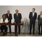 Firma del acuerdo en la que estuvieron presentes el presidente, la ministra de Empleo y los agentes sociales.