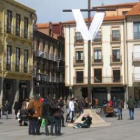 Unos turistas se fotografían en la plaza Mayor durante la Semana Santa.