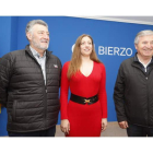 Ángel Calvo, Ester Muñoz y Raúl Valcarce, ayer, en la sede del PP para anunciar la decisión. L. DE LA MATA