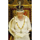 La reina Isabel II de Inglaterra es una gran coleccionista de joyas, tiene una vasta colección de piezas personales que atesora en una sala especial, una bóveda en Buckingham Palace.