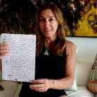 María Alejandra, en su casa de Miami, con el documento de su abuelo enviado por Santiago Macías. DL