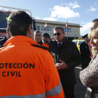 El director del 112 entregó el año pasado nuevas equipaciones a los voluntarios de Protección Civil. JESÚS