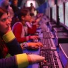 Varios niños navegan por Internet en la carpa de la Campus Party