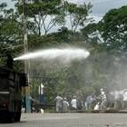 Una tanqueta antidisturbios dispersa a los manifestantes el viernes 19 de agosto en Nueva Loja