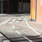 Aspecto de un tramo del carril bici que trascurre por León donde se mezcla con la zona peatonal.
