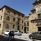 Fachada del hospital de La Regla, situado detrás de la Catedral de León.