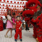 Un espectáculo de la danza del león para celebrar el Nuevo Año Chino, en Kuala Lumpur.