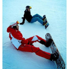Alonso (de oscuro) y su amigo Alberto, practicando snowboard en los Alpes.