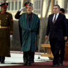 El primer ministro británico, Gordon Brown, junto al presidente afgano, Hamid Karzai