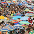 La playa de Levante de Salou repleta de turistas, en una imagen de archivo.
