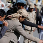 Miembros de distintas tribus leales al movimiento hutí celebran con una danza los 1.000 días de intervención militar saudí, este martes.