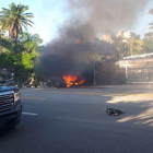 El coche de Riley y Montserrat arde junto a la carretera.