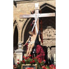 Momento del desenclavo de Jesucristo, que este año tuvo lugar en la plaza de la Catedral.