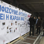 Campaña de la plataforma Avaaz en una plaza de Atenas.
