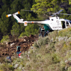 Un helicóptero de la Guardia Civil se prepara para trasladar los cuerpos de los fallecidos.