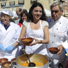 La actriz Ana Arias, junto al cocinero Paco Rubio, se apuntó al reparto de alubias.