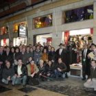 Crece la gran familia que acompaña cada año la inauguración del escaparate de Hijo de Lesmes García.
