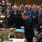 Cameron habla en las últimas preguntas al primer ministro en el Parlamento británico, en Londres.