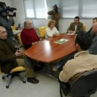 Representantes del Ayuntamiento, Consejo Comarcal, Foro Social y Caracol en un momento de la reunión