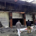 Comercios quemados por los manifestantes en la ciudad de Rohtak, en el estado de Haryana.