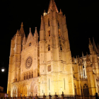 Emblema de León, la catedral en horas nocturnas;la luz ornamental va a sufrir algunas variaciones severas con el decreto del Gobierno. FERNANDO OTERO