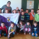 La profesora Carolina Núñez con alumnos eslovenos durante su estancia en ese país. DL