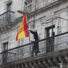 Banderas a media asta en la Casa Consistorial. BARREDO