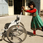 Una niña camina con una pierna ortopédica en Kabul, Afganistán.