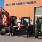 El alcalde Raúl Valcarce, con la maquinaria para uso municipal en la instalaciones de Carracedelo. DL