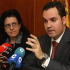 El juez decano de Ponferrada, Óscar Hernáiz, presentó el balance del 2010 con la secretaria del deca