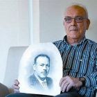 Gerard Pallàs posa con una foto de su abuelo en Barcelona, esta semana.