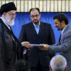 Jamenei entrega la orden firmada que ratifica el segundo mandato de Ahmadineyad.