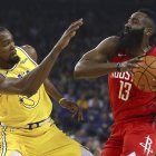Harden, presionado por Durant, durante su extraordinaria exhibición.