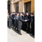 El alcalde y Luis Aznar saludan a la plantilla de la Policía Local