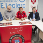 El torneo ‘Villa de San Andrés’ se presentó ayer en el hipermercado E.Leclerc. F.. OTERO PERANDONES