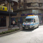 Los heridos fueron trasladados en ambulancia al Hospital del Bierzo. DL