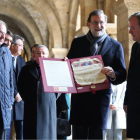 Rajoy contempla una réplica de los Decreta que le regaló el alcalde de León, Antonio SIlván.