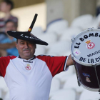 Magín anima cada domingo a su Cultural con el bombo y la cuchara de madera. JESÚS F. SALVADORES