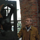 Peres, junto a una de sus obras que se exponen desde hoy en el museo de Sabero