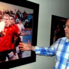 Favila posa ante uno de los cuadros de la exposición que muestra estos días  la galería Sharon Art