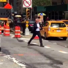 Harrison Ford dirige el tráfico en las calles de Nueva York.